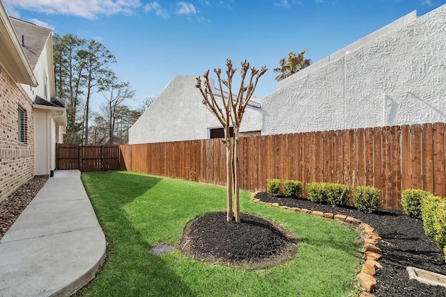 view of yard featuring a fenced backyard