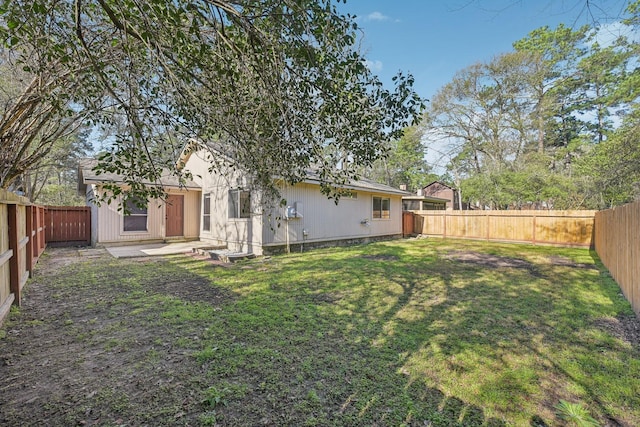 view of yard featuring a fenced backyard