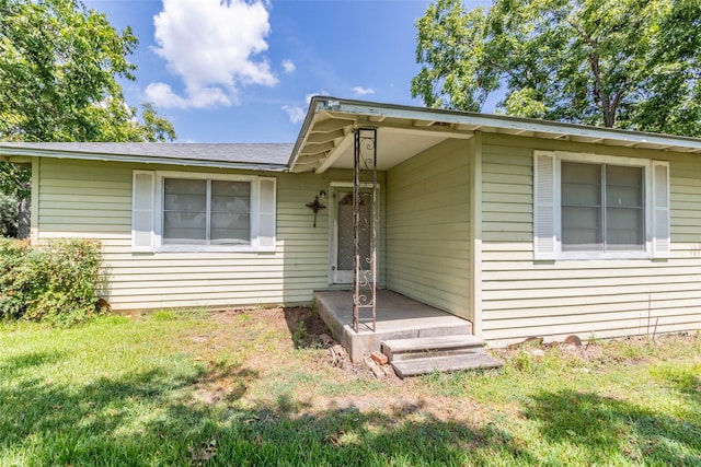 view of front of house featuring a front yard