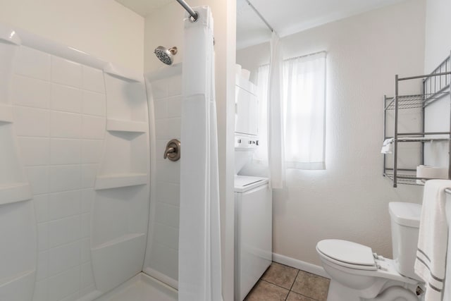 full bath with tiled shower, tile patterned flooring, toilet, and baseboards