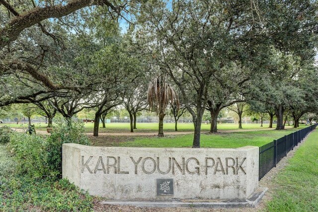 community / neighborhood sign featuring a yard