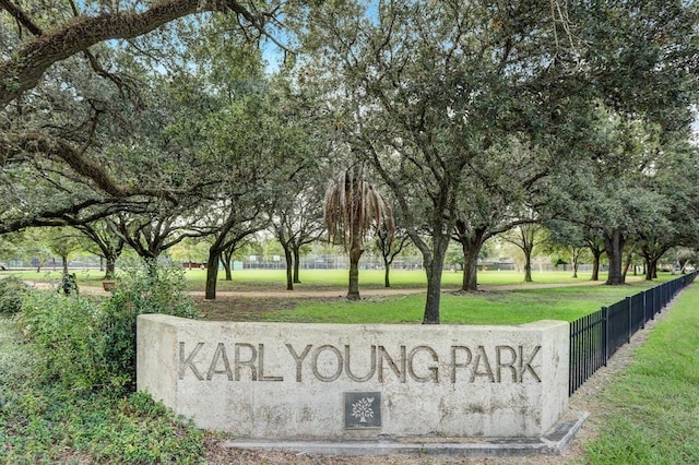 community sign with a lawn