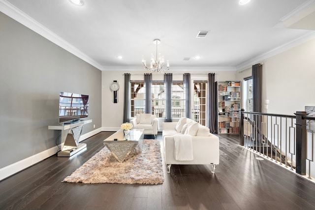 living room with crown molding, wood finished floors, visible vents, baseboards, and an inviting chandelier