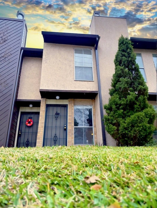 townhome / multi-family property with stucco siding