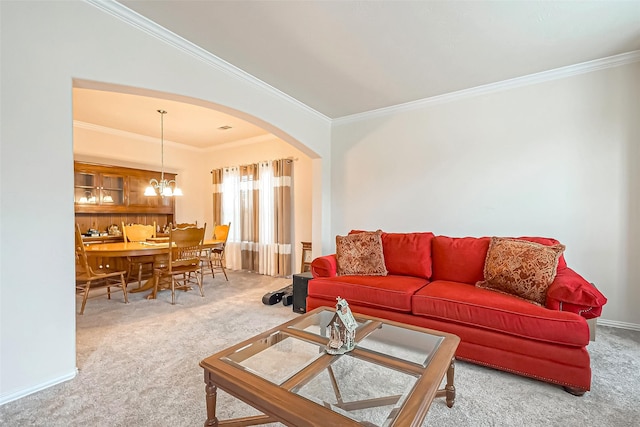 carpeted living room with baseboards, arched walkways, a notable chandelier, and ornamental molding