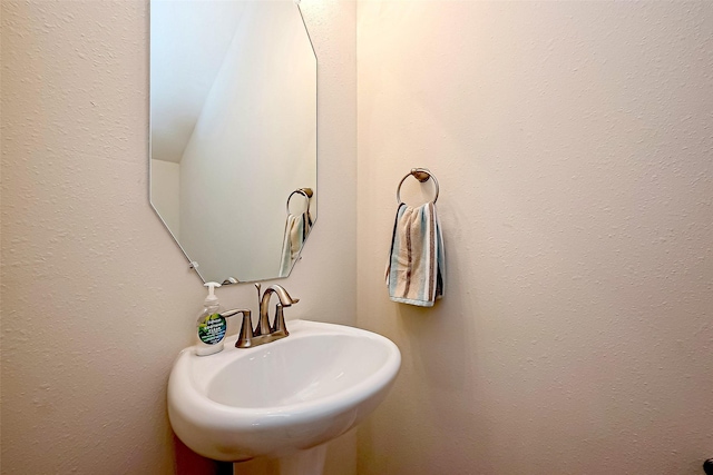 bathroom featuring a sink