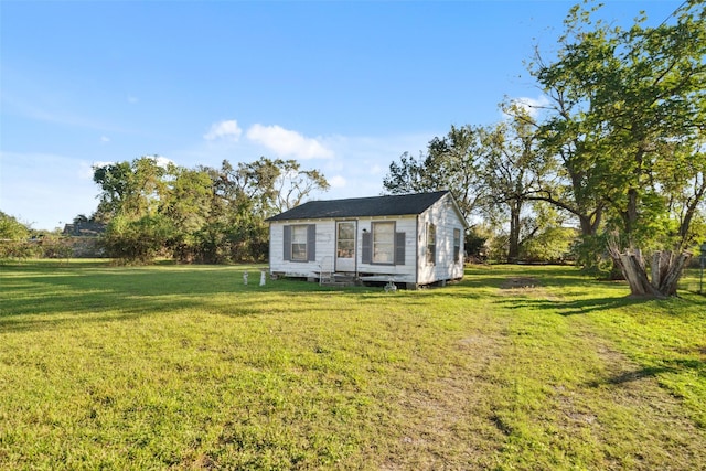 view of front of property featuring a front lawn