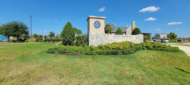 community sign with a lawn