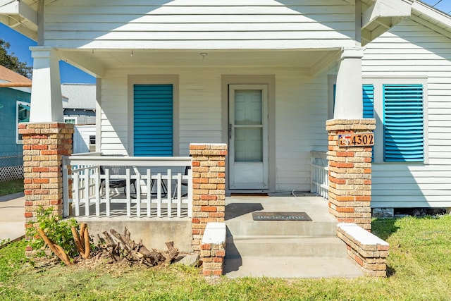 entrance to property featuring a porch