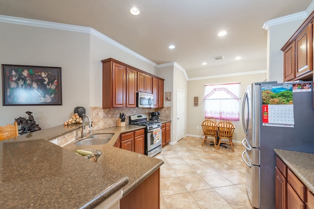 kitchen with visible vents, a sink, tasteful backsplash, appliances with stainless steel finishes, and crown molding