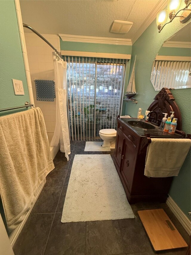 bathroom featuring a textured ceiling, toilet, vanity, a shower with curtain, and crown molding