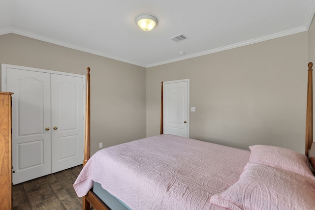 bedroom with a closet, visible vents, crown molding, and dark wood-type flooring