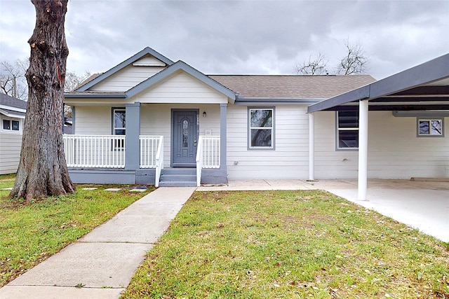 view of front facade featuring a front lawn, a porch, and roof with shingles