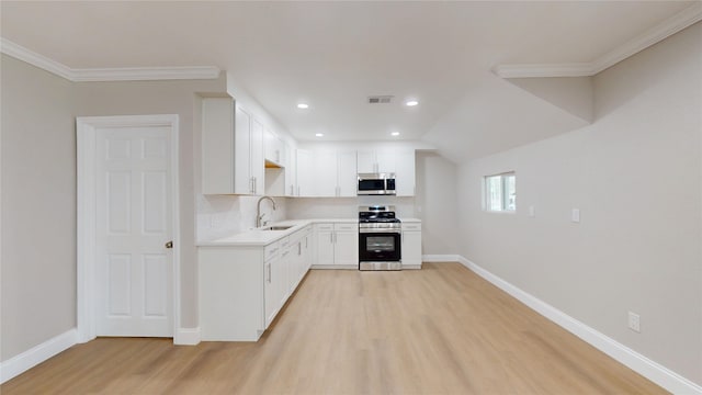 kitchen featuring a sink, baseboards, visible vents, and stainless steel appliances