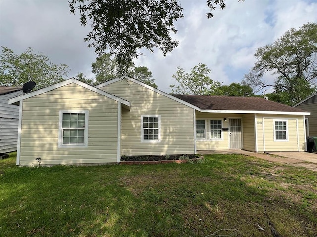 view of front facade featuring a front lawn