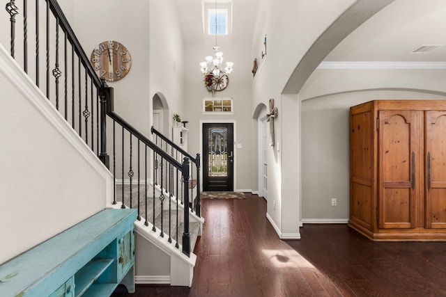 foyer entrance featuring an inviting chandelier, baseboards, visible vents, and hardwood / wood-style floors