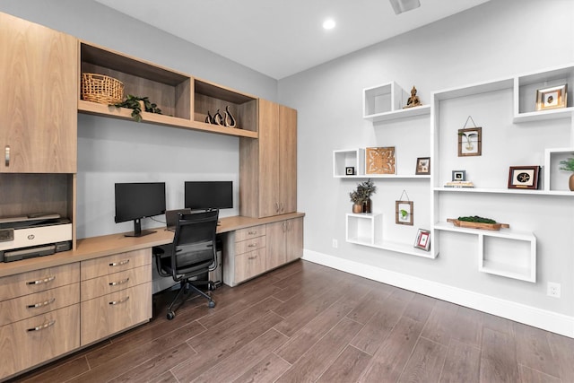 office area with built in desk, recessed lighting, dark wood finished floors, and baseboards