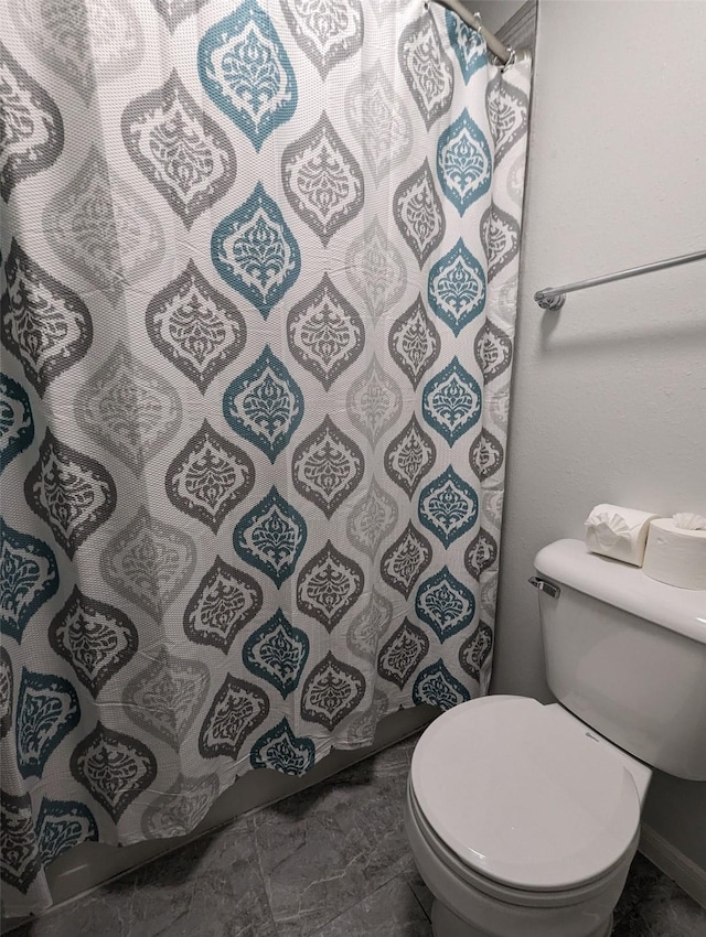 full bathroom with curtained shower and toilet