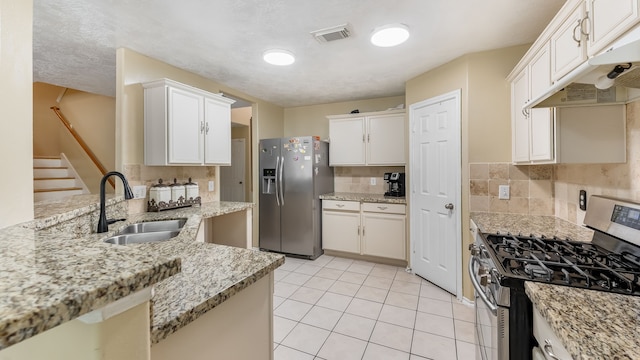 kitchen with stainless steel appliances, visible vents, backsplash, a sink, and under cabinet range hood