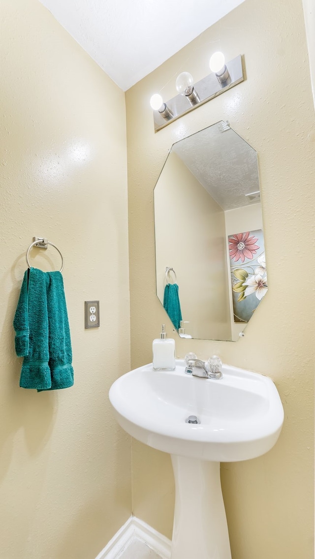 bathroom featuring a sink