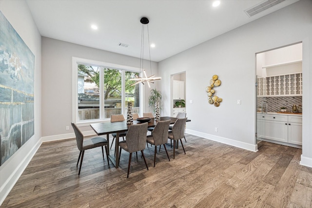 dining area with baseboards, visible vents, wood finished floors, and recessed lighting