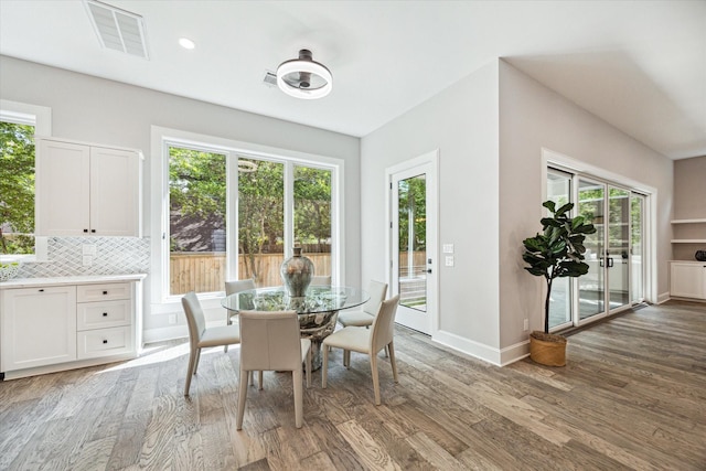 dining area featuring light wood finished floors, recessed lighting, visible vents, and baseboards