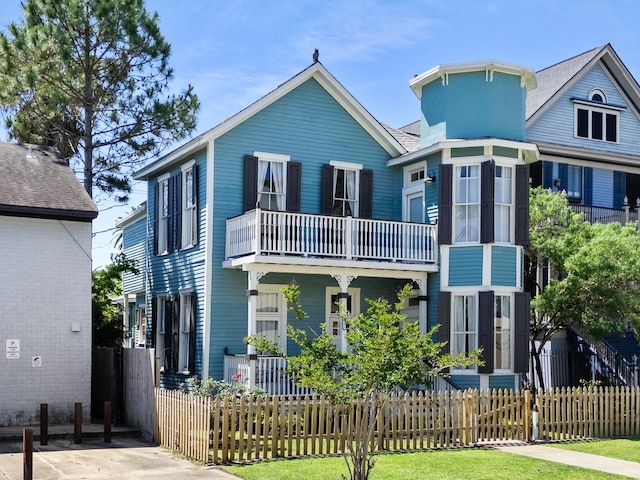 view of front of home featuring a fenced front yard