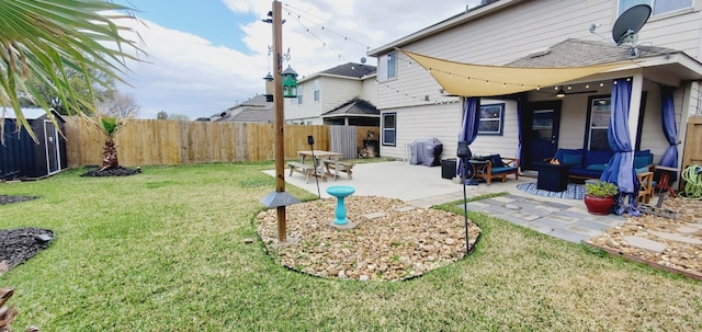 view of yard with a patio area, a fenced backyard, and a ceiling fan