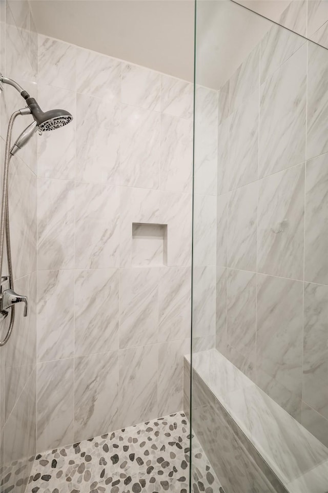 bathroom featuring tiled shower