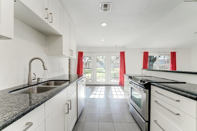 kitchen featuring stainless steel electric range oven, visible vents, a sink, plenty of natural light, and dishwasher