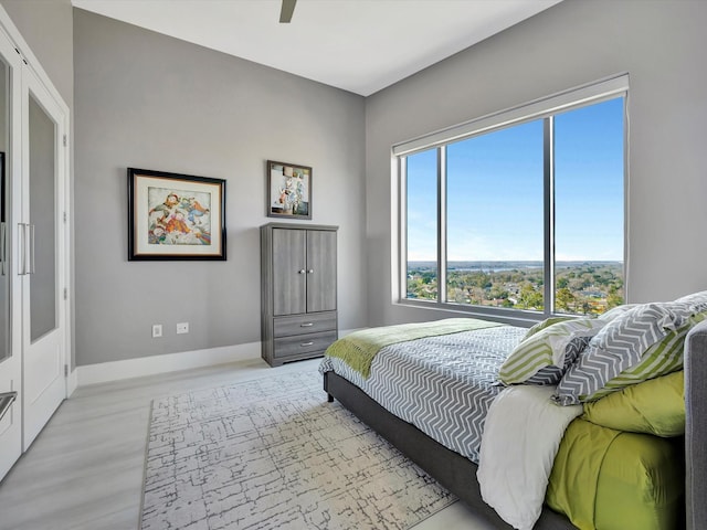 bedroom with baseboards and a ceiling fan