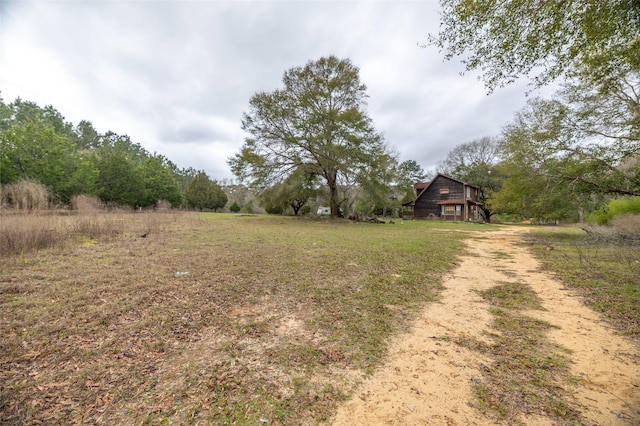 view of yard featuring a barn