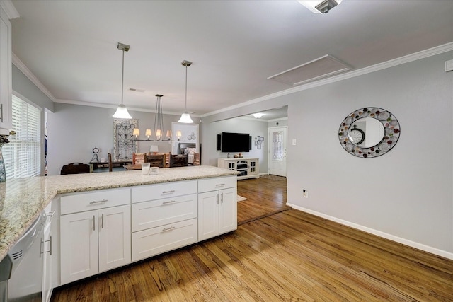 kitchen featuring open floor plan, white cabinetry, wood finished floors, dishwasher, and a peninsula