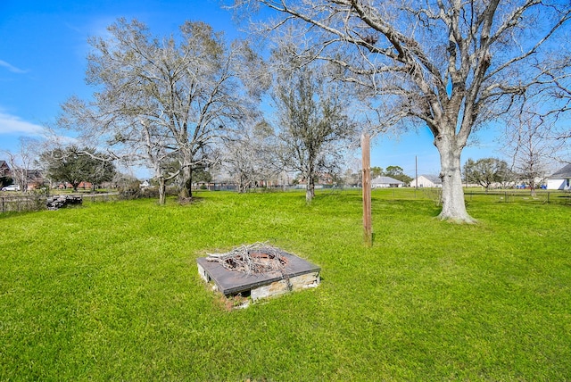 view of yard featuring a fire pit