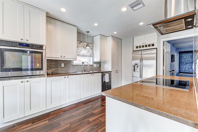 kitchen with visible vents, a sink, dark wood finished floors, appliances with stainless steel finishes, and white cabinets