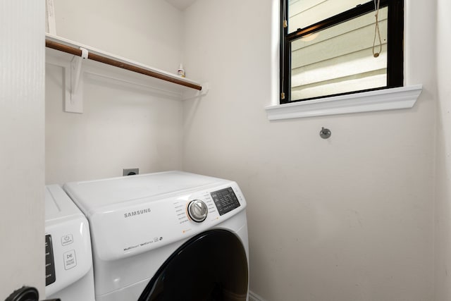 laundry room with laundry area and independent washer and dryer