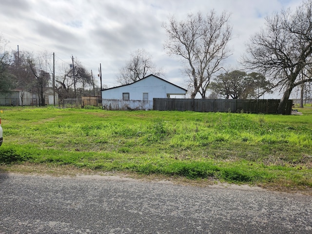 Listing photo 3 for 1303 2nd Ave S, Texas City TX 77590