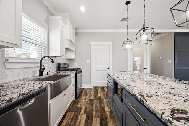 kitchen featuring a sink, visible vents, white cabinetry, appliances with stainless steel finishes, and crown molding