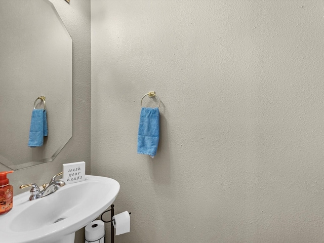 bathroom featuring a sink