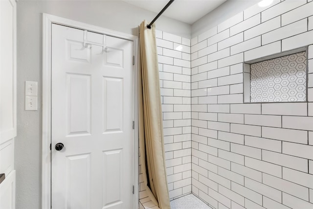 bathroom featuring tiled shower