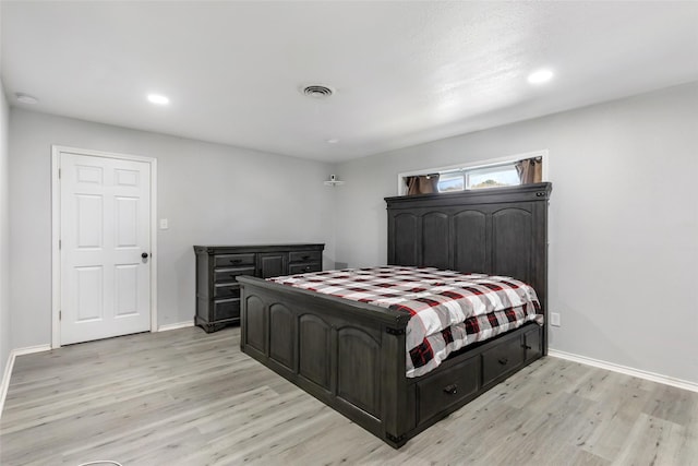 bedroom with light wood-style flooring, recessed lighting, visible vents, and baseboards