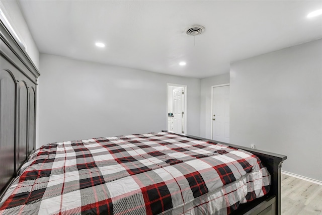 bedroom featuring light wood-style floors, baseboards, visible vents, and recessed lighting