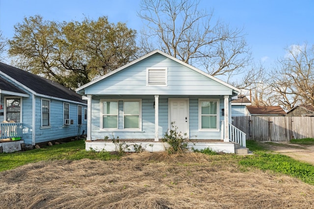 view of front of property with covered porch and fence