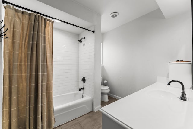 full bath featuring baseboards, vanity, toilet, and shower / tub combo with curtain