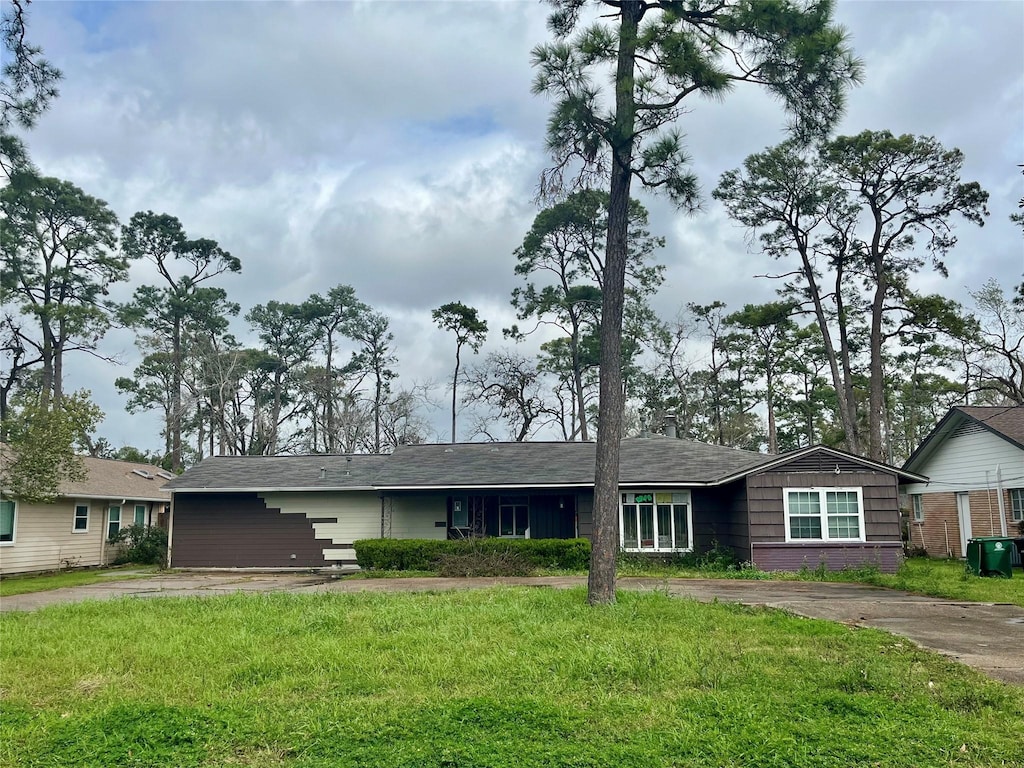 single story home with brick siding and a front yard