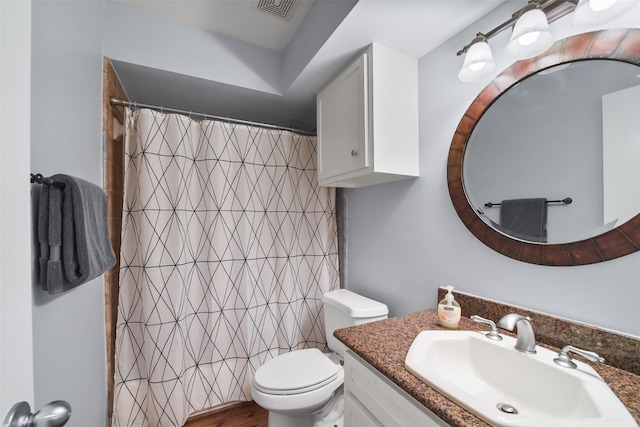 full bath featuring vanity, curtained shower, toilet, and visible vents