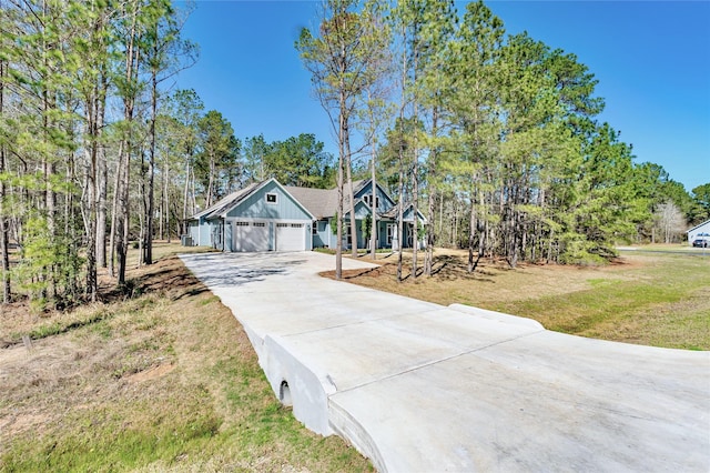 view of front of home featuring a front lawn, an attached garage, and driveway