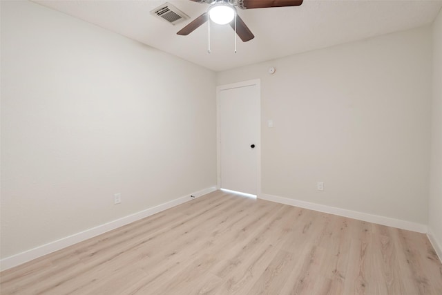 unfurnished room featuring a ceiling fan, light wood-style flooring, visible vents, and baseboards