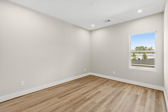 unfurnished room featuring visible vents, recessed lighting, light wood-style flooring, and baseboards