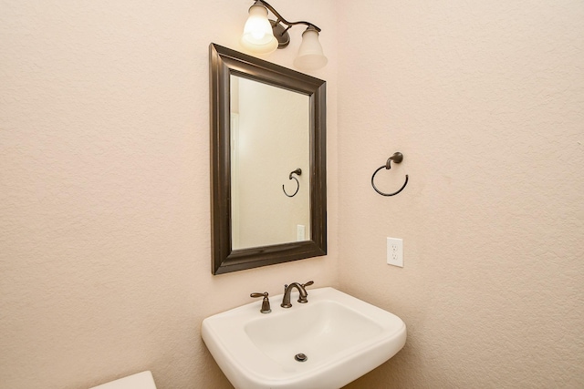 bathroom featuring a sink